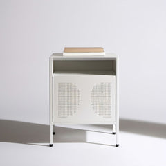 Biała metalowa szafka nocna 45 x 35 x 65 cm z półką i perforowanymi drzwiczkami